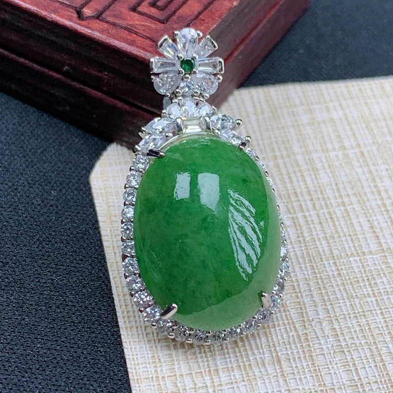 缅甸纯天然A货翡翠绿色老坑种大蛋面吊坠满绿气质时尚送礼妈妈