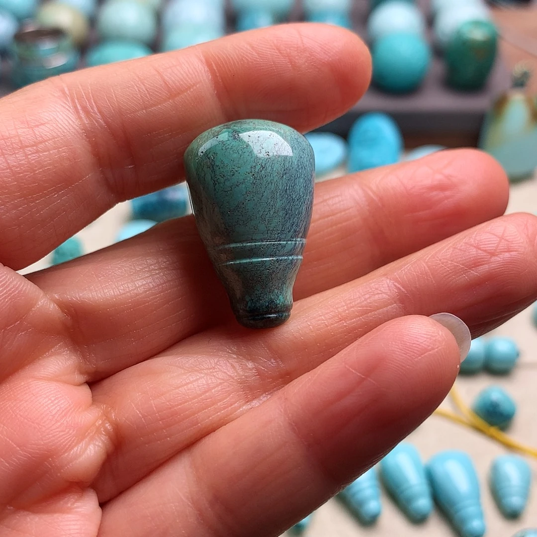 绿松石未镶嵌颈饰