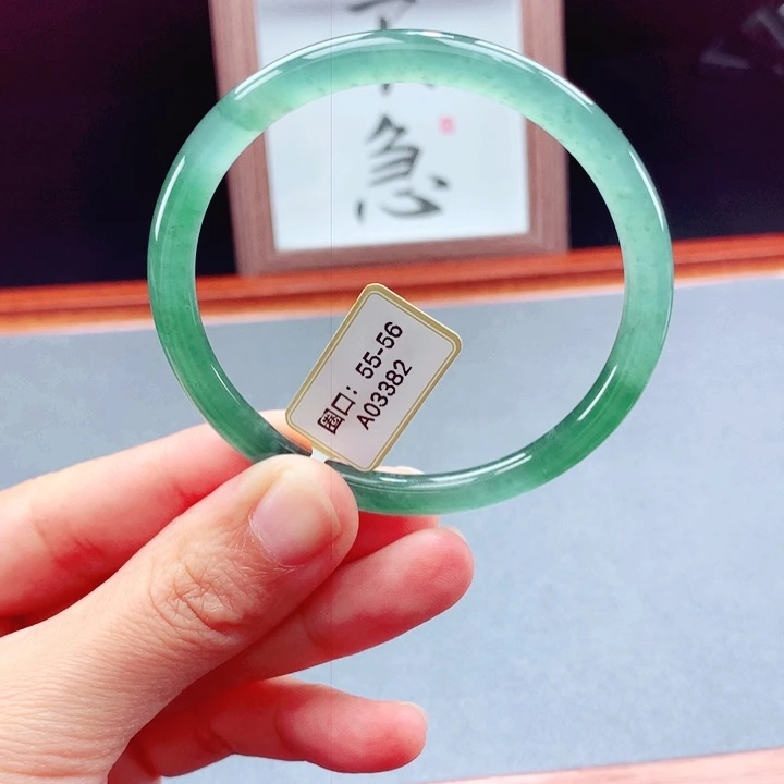 未镶嵌手镯翡翠圆镯