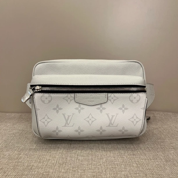 99新 LouisVuitton/路易威登 LV outdoor邮差包腰包男女通用22003