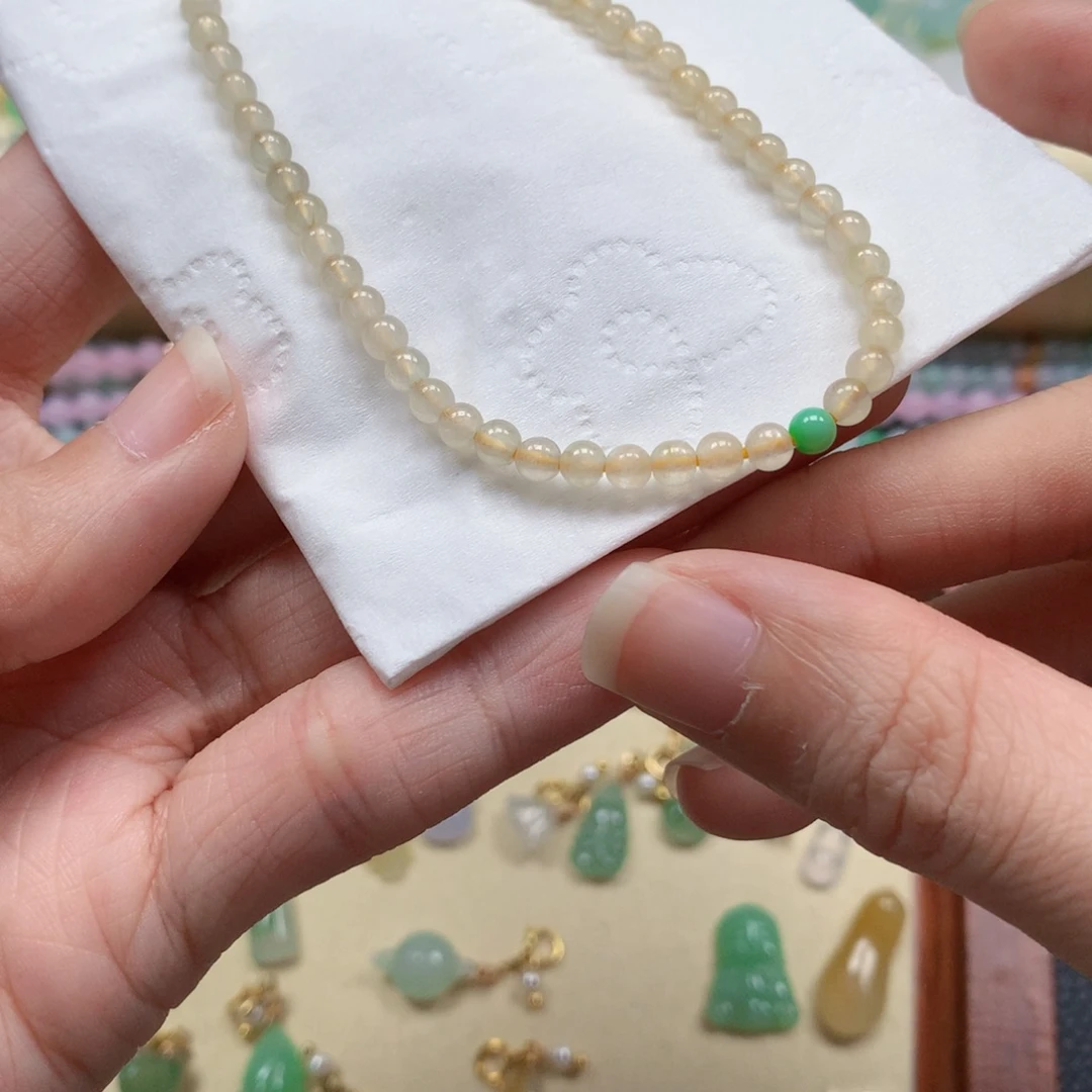 翡翠未镶嵌颈饰是