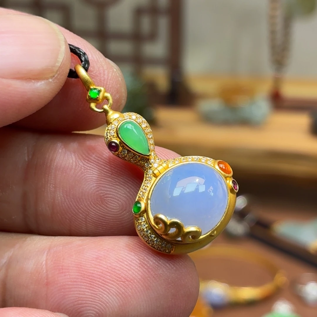 翡翠18K金镶嵌颈饰