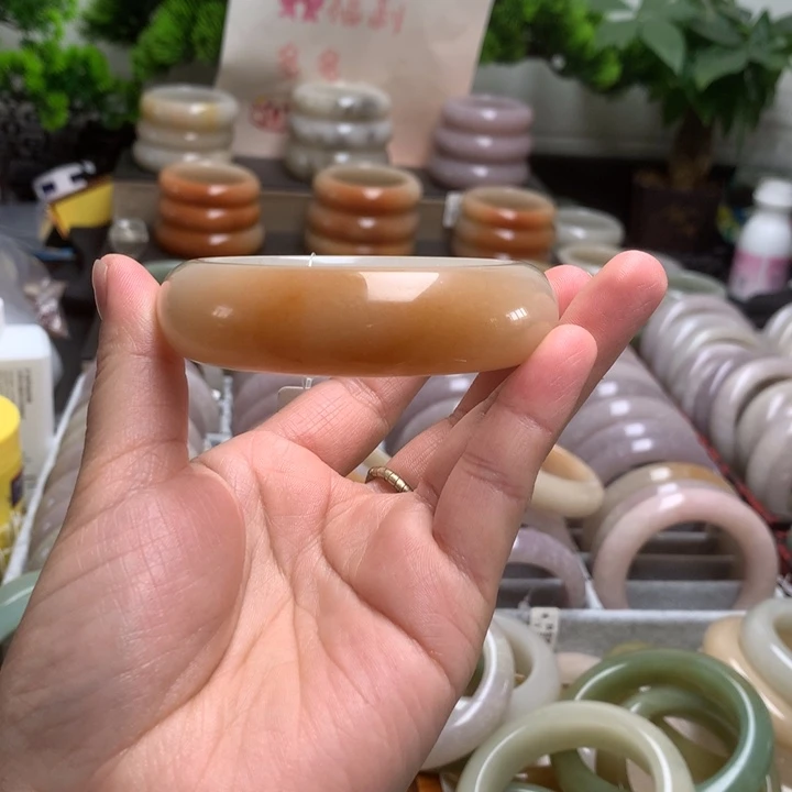 佳***境石英质玉未镶嵌手镯