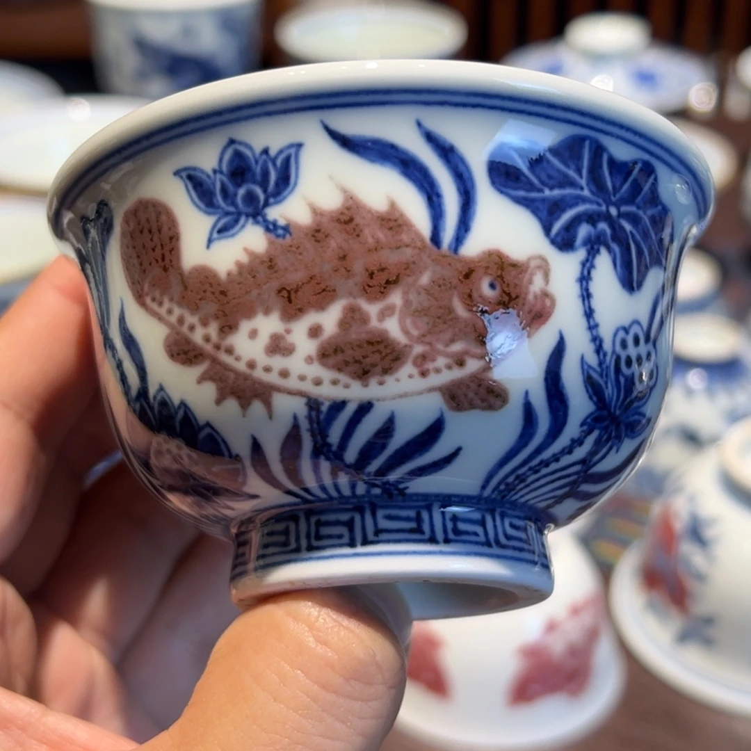 精品青花釉里红鱼藻纹压手杯口径约9.4厘米