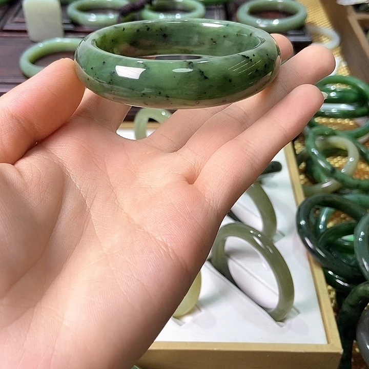 豆***包和田玉（碧玉）未镶嵌手镯