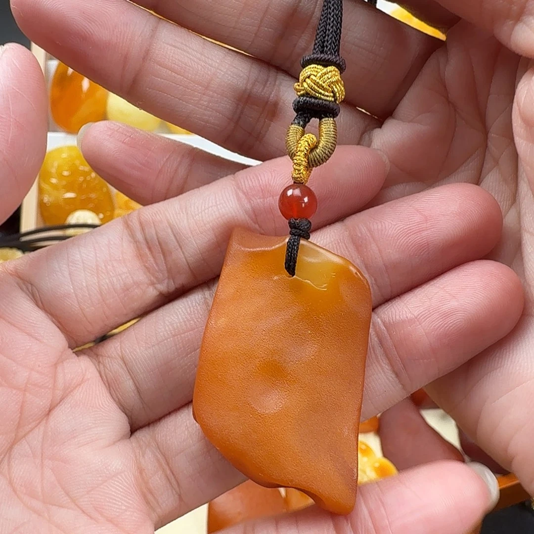 ****妞未镶嵌颈饰蜜蜡蜜蜡