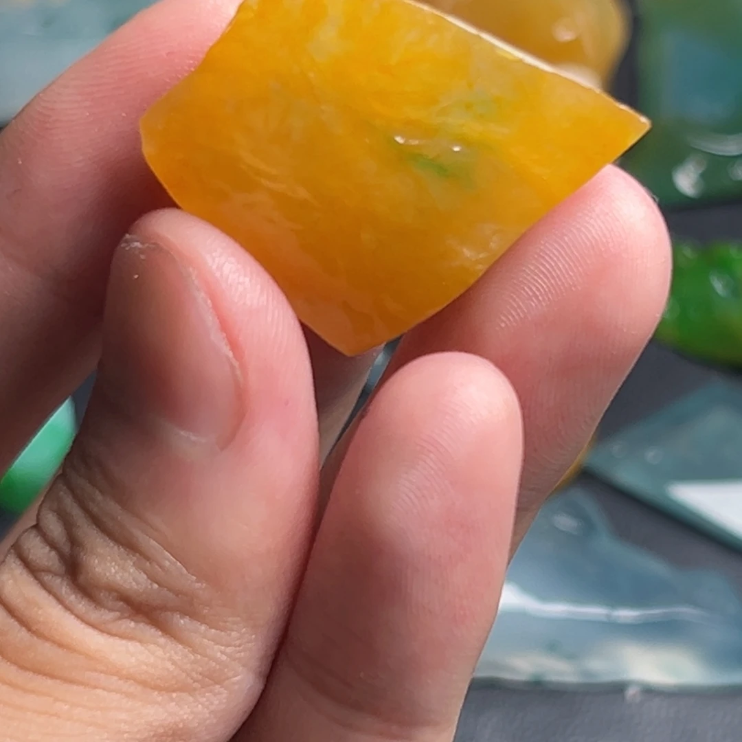 哎***俊定制翡翠未镶嵌冰黄翡满色一抹阳绿色立体挂件料
