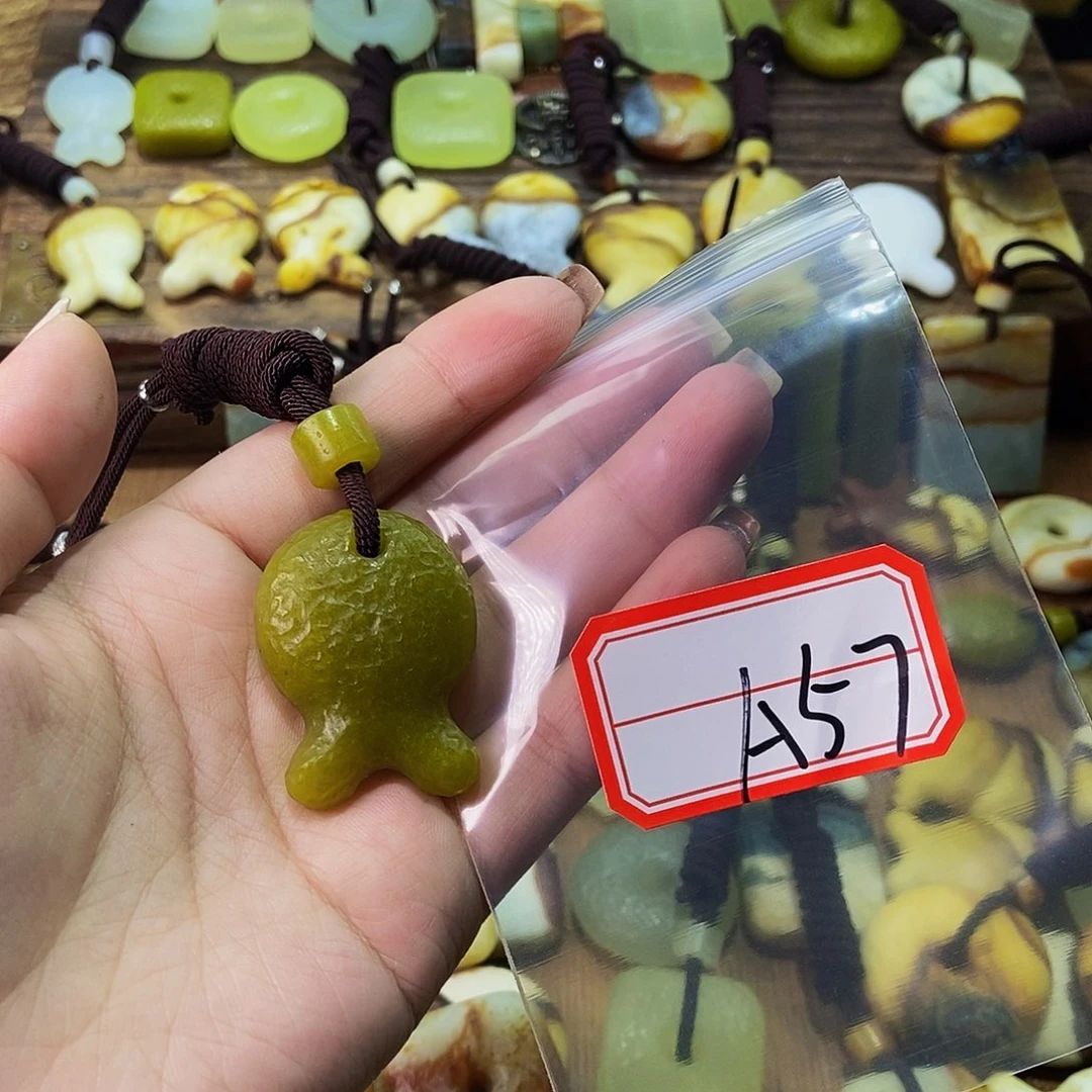 未镶嵌蛇纹石玉挂件枣*妞