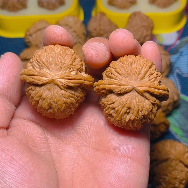 文玩核桃吊坠白狮子