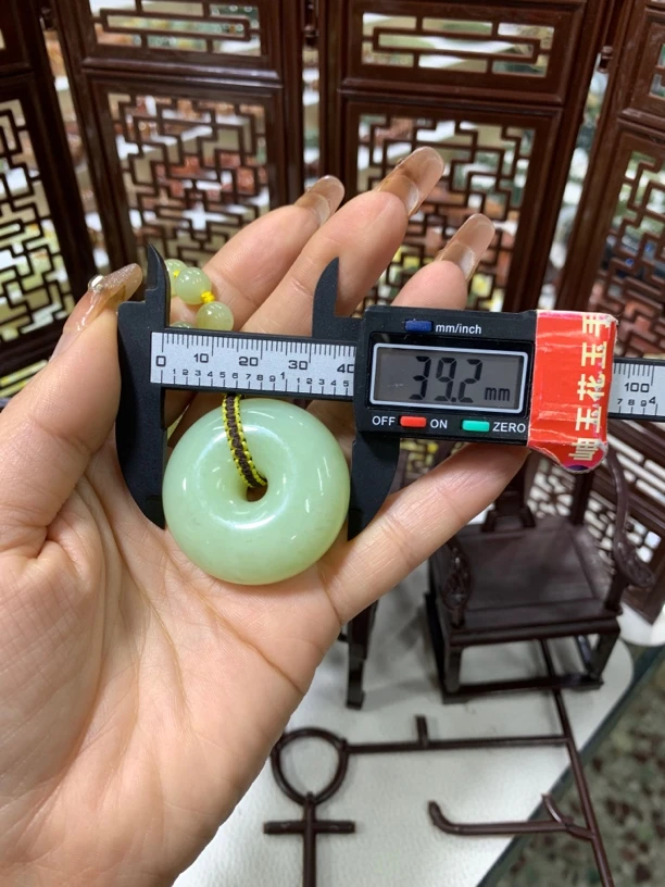 黄白老玉平安扣一体链挂件质地细腻紧实