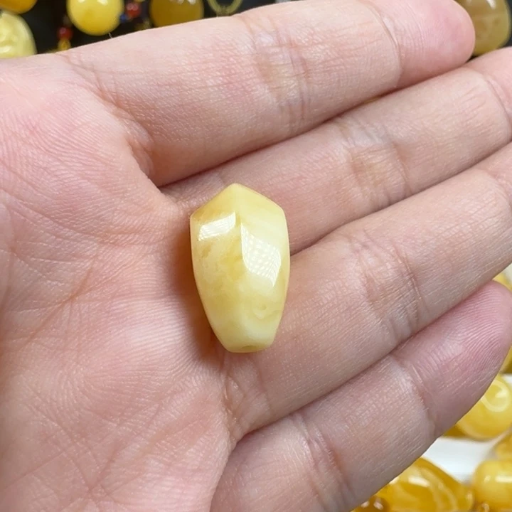 一***上蜜蜡未镶嵌珠宝奇石
