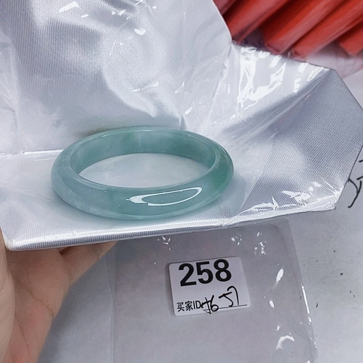 翡翠未镶嵌手镯一图一物实物为准（微瑕处理）