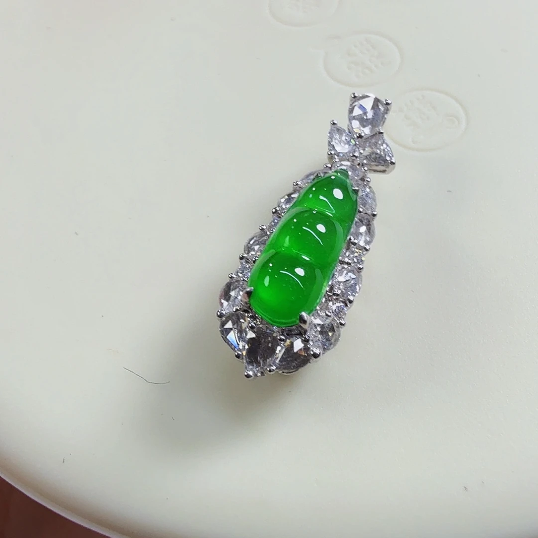 翡翠18K金镶嵌颈饰玻璃冰绿豆