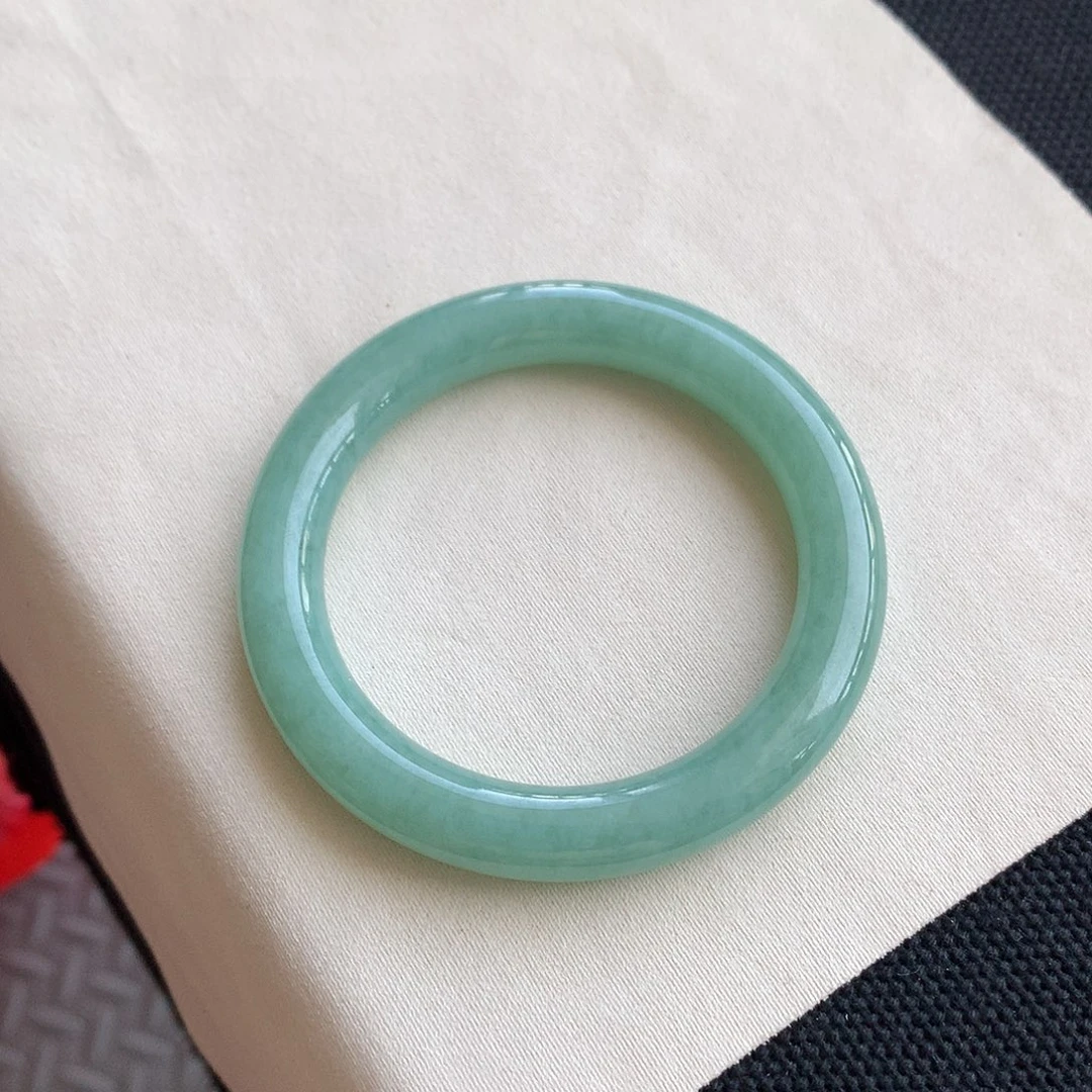东***年翡翠未镶嵌手镯6号56.8满绿