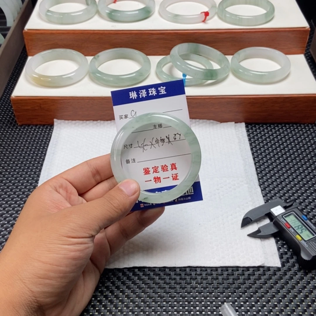 莲***石英质玉未镶嵌手镯9