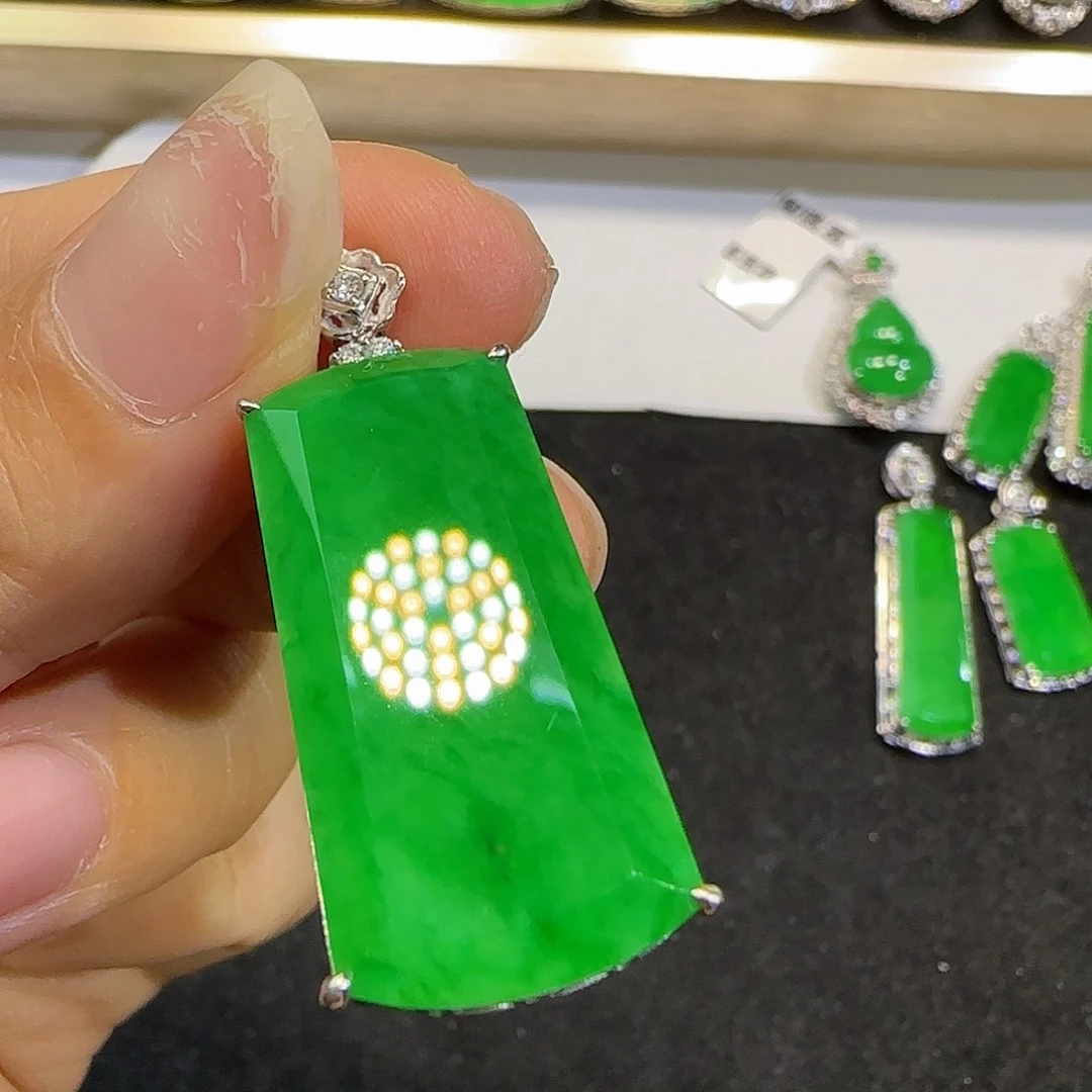 翡翠18K金镶嵌颈饰无事牌