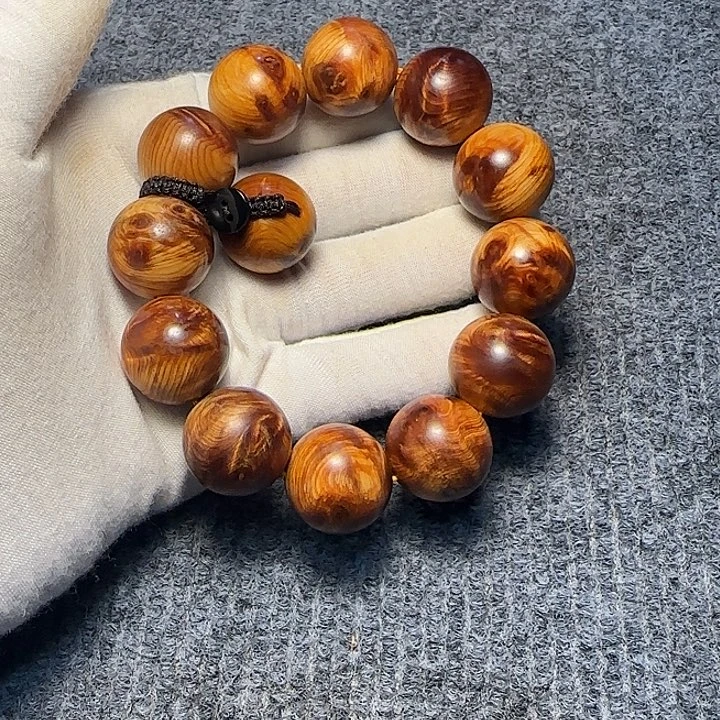 惠***君柏木（崖柏）全陈化老料把件串