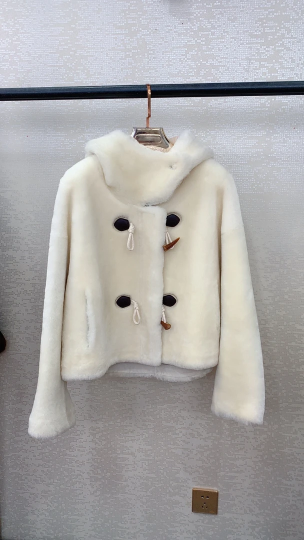 24年女士短款外套羊 皮 毛 一 体带帽款