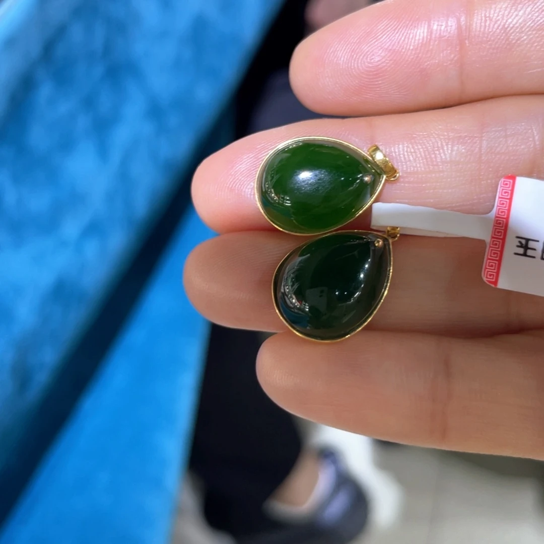18K金镶嵌和田玉耳饰琼**?