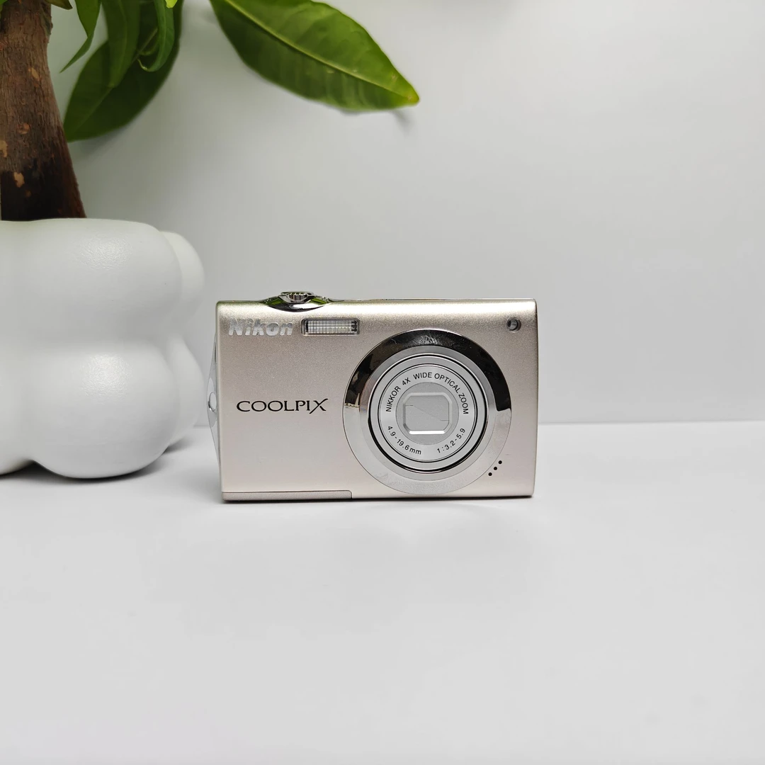 95新 Nikon/尼康 s4000 1200w像素4x光变人像奶油肌 防尘塞丢失