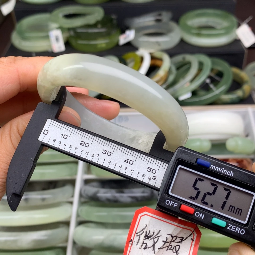 蛇纹石玉未镶嵌手镯700