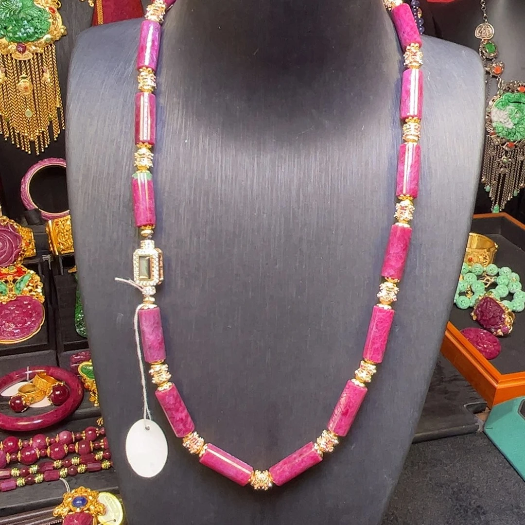 颈饰红宝石未镶嵌