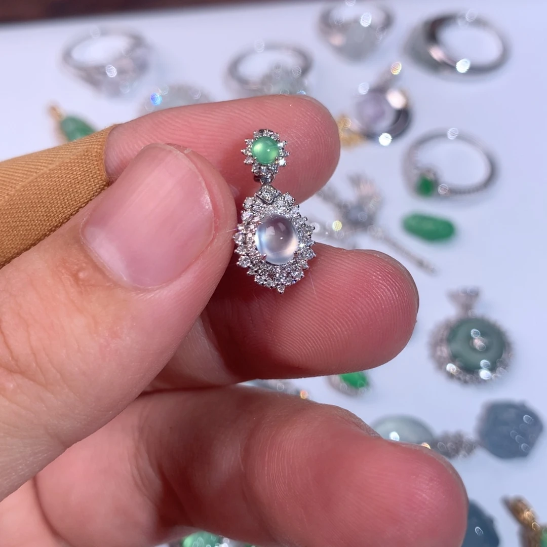 翡翠18K金镶嵌颈饰蛋面吊坠