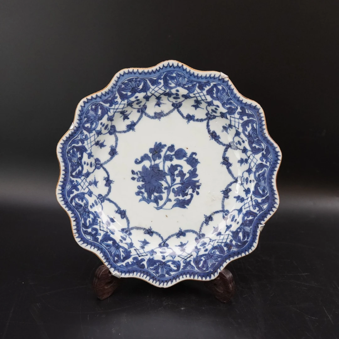 Lot.25071529-1清康熙青花花卉纹葵口赏盘 直径：约22.9cm