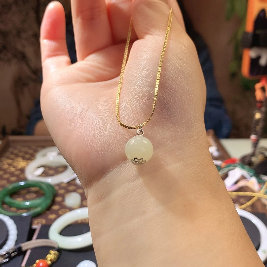 颈饰未镶嵌岫岩河磨玉（透闪石质玉）