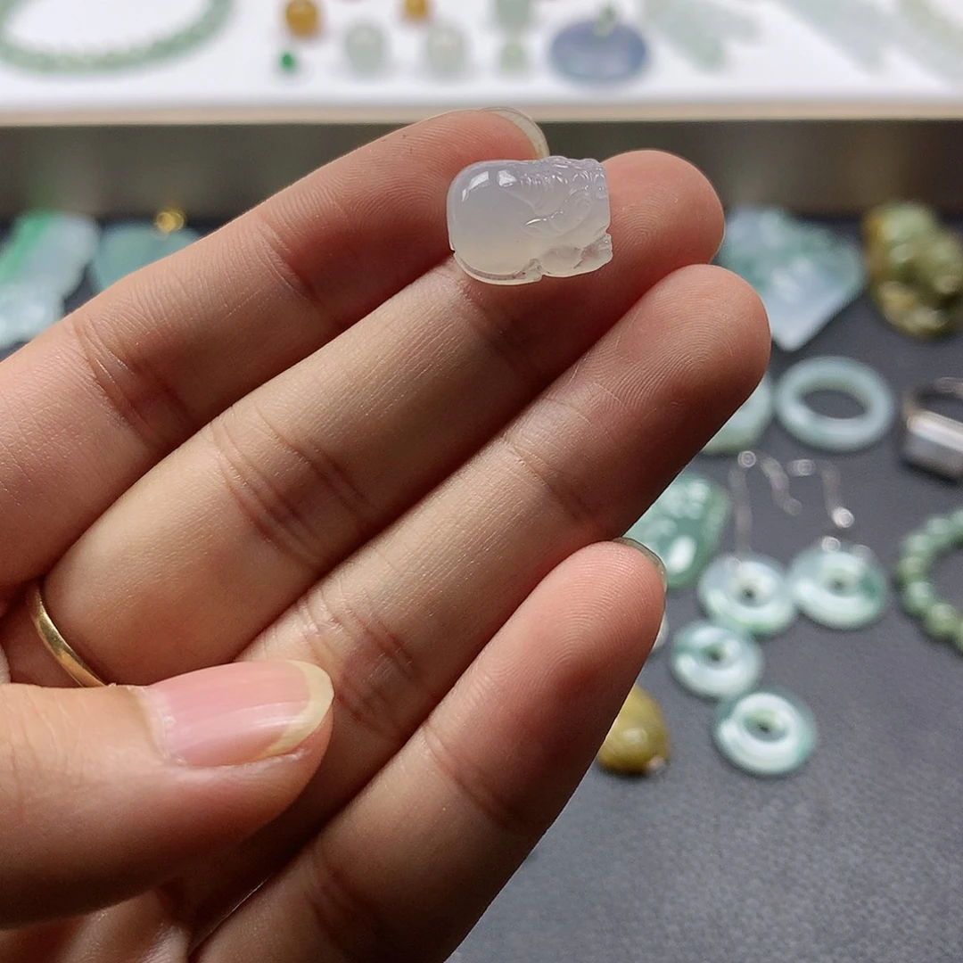 翡翠未镶嵌颈饰貔貅