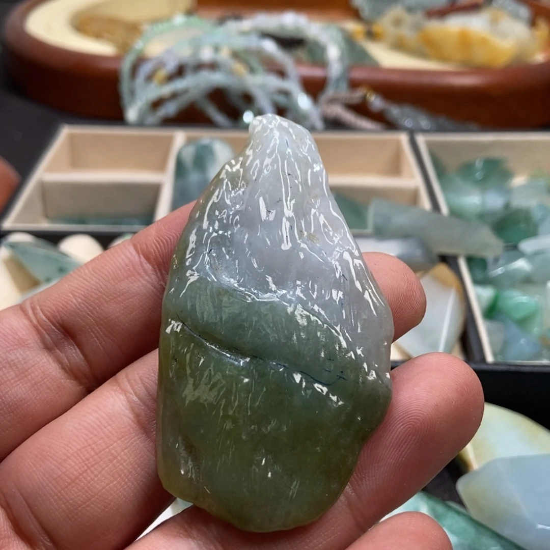 翡翠未镶嵌颈饰料子