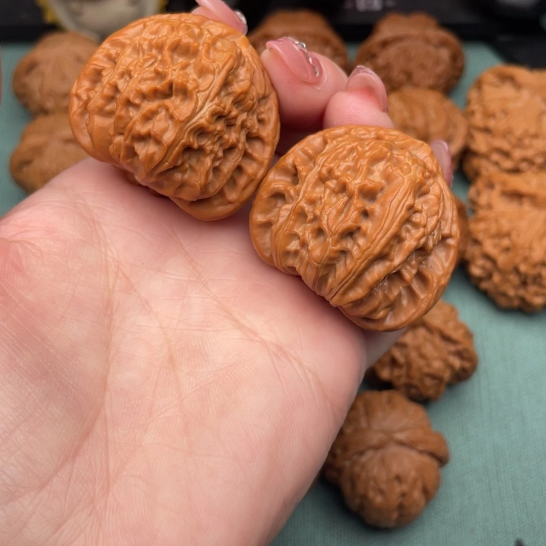 小***豆文玩核桃把件全品三角白40