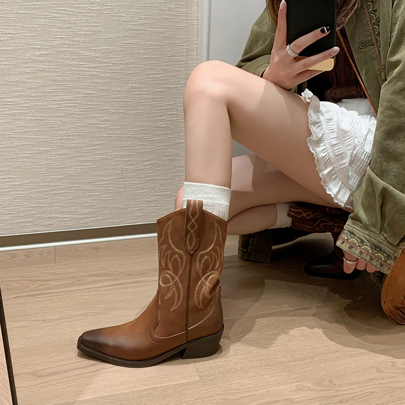 5cm复古西部牛仔靴女马丁靴子美拉德刺绣套筒短靴V口粗跟骑士靴女