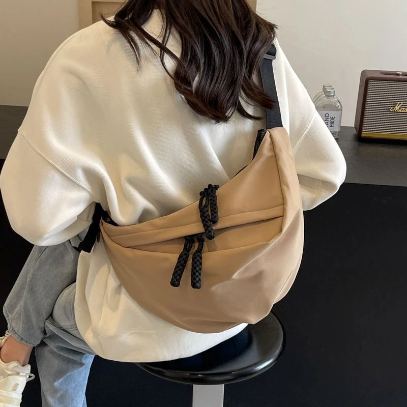 森系高颜值饺子包休闲轻便斜挎背包学生旅游背包高级感韩版单肩包