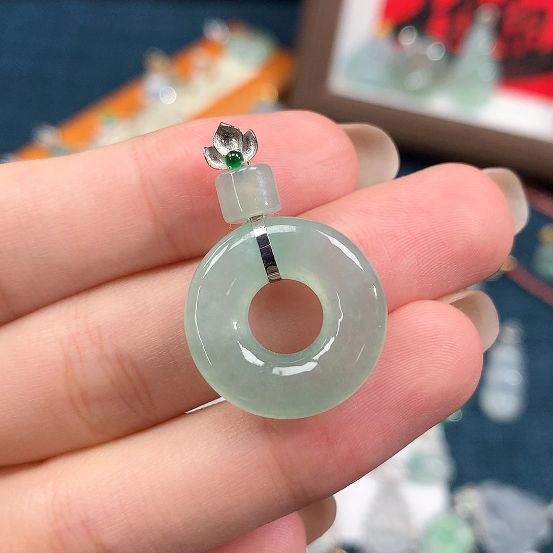 颈饰18K金镶嵌翡翠