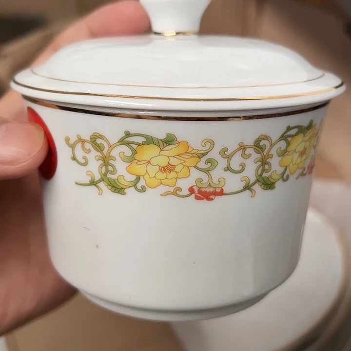 人会黄白缠枝炖盅