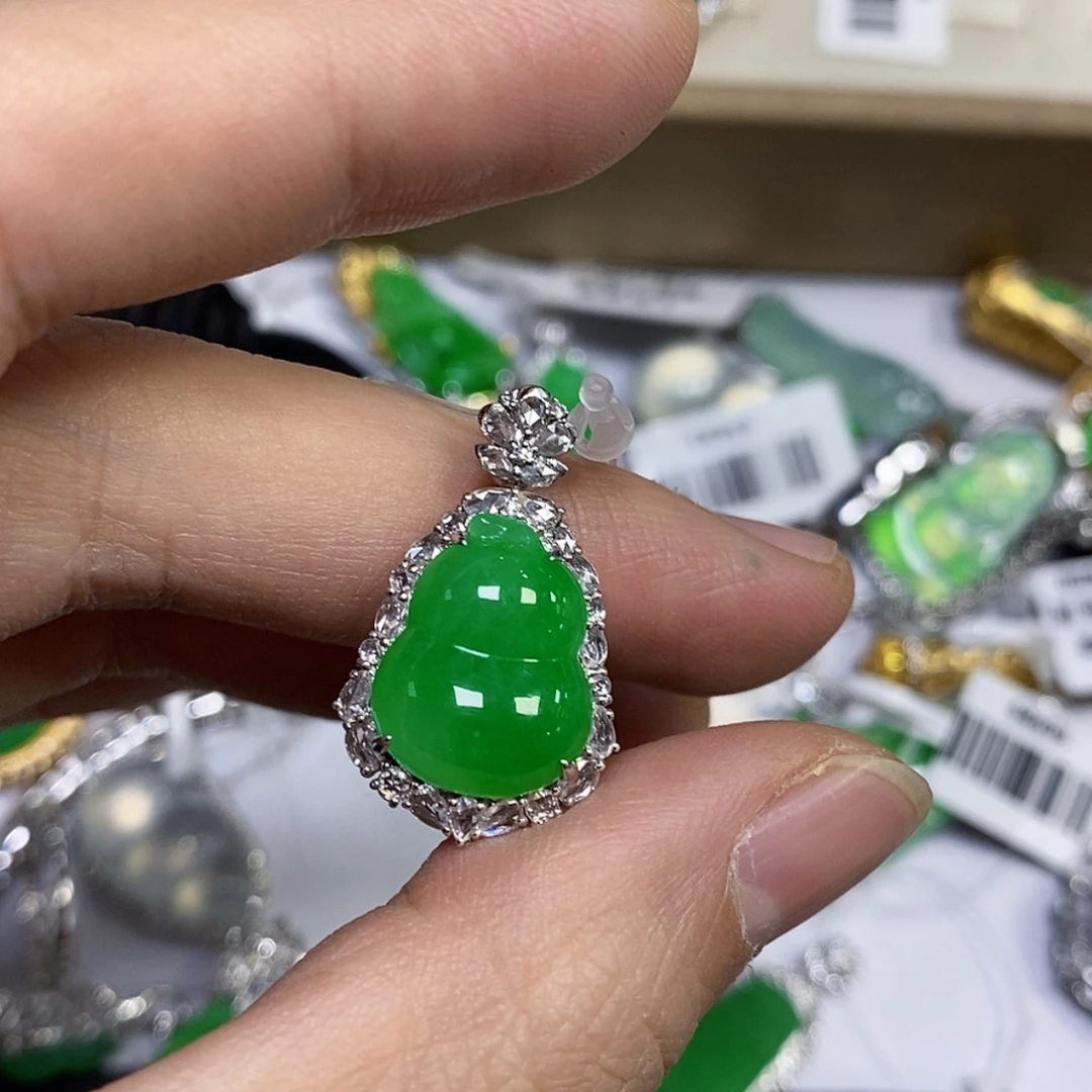 【闪购商品】颈饰18K金镶嵌翡翠M****l吊坠