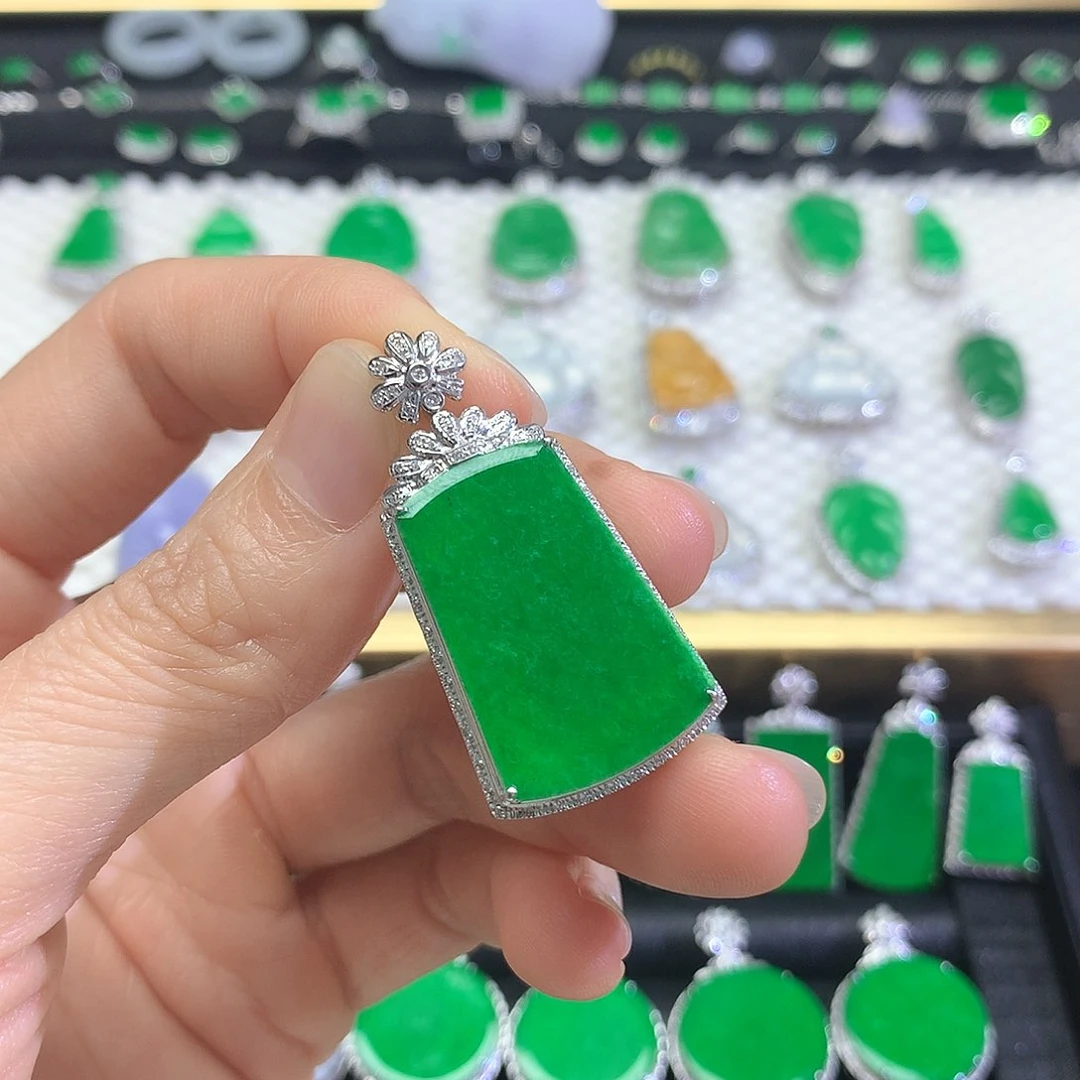 颈饰18K金镶嵌翡翠吊坠