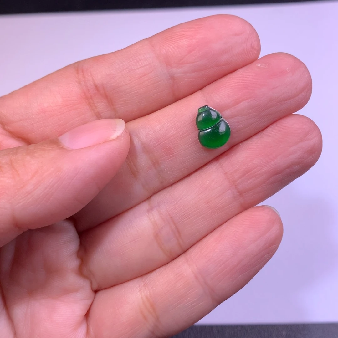 翡翠未镶嵌颈饰葫芦