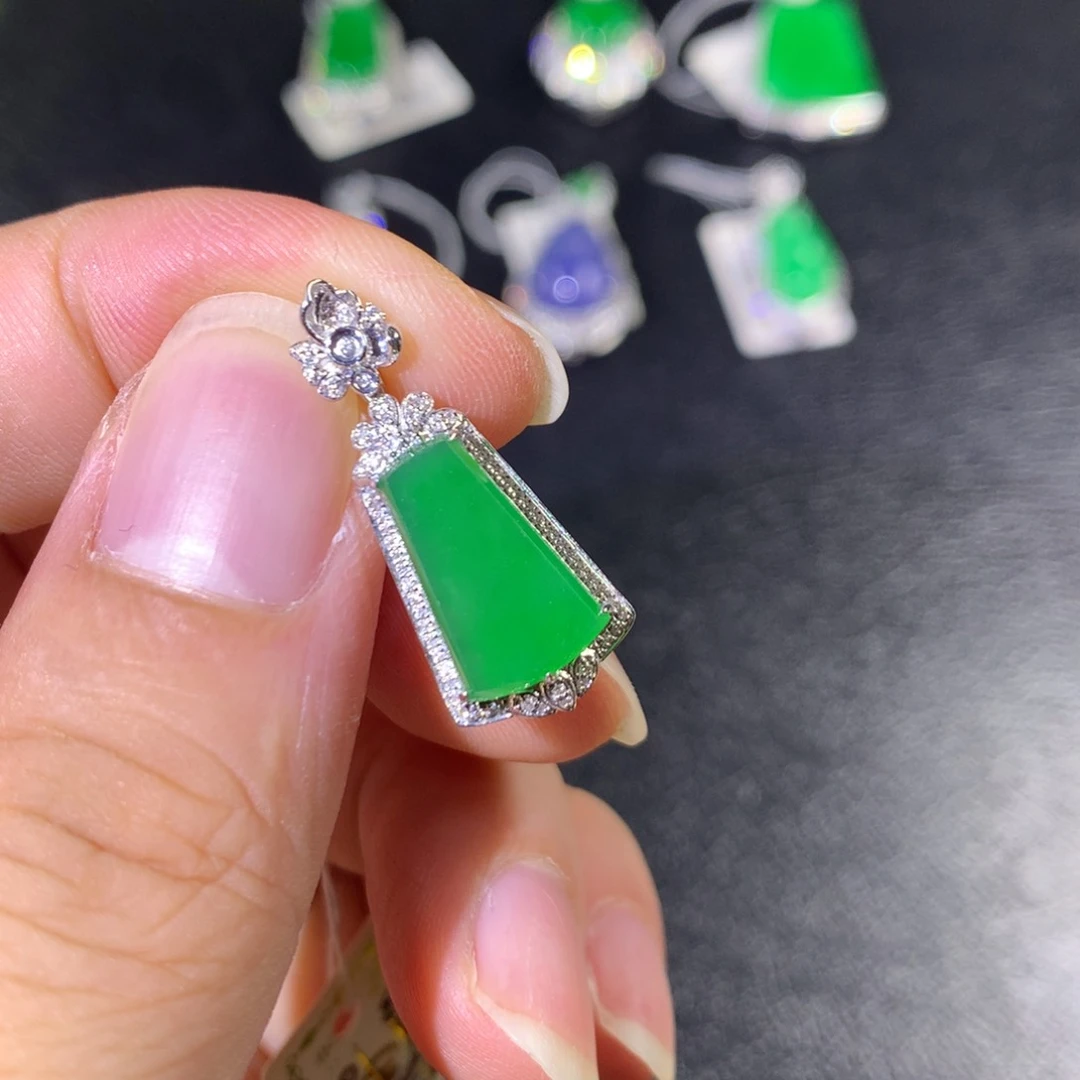 翡翠18K金镶嵌颈饰翡翠