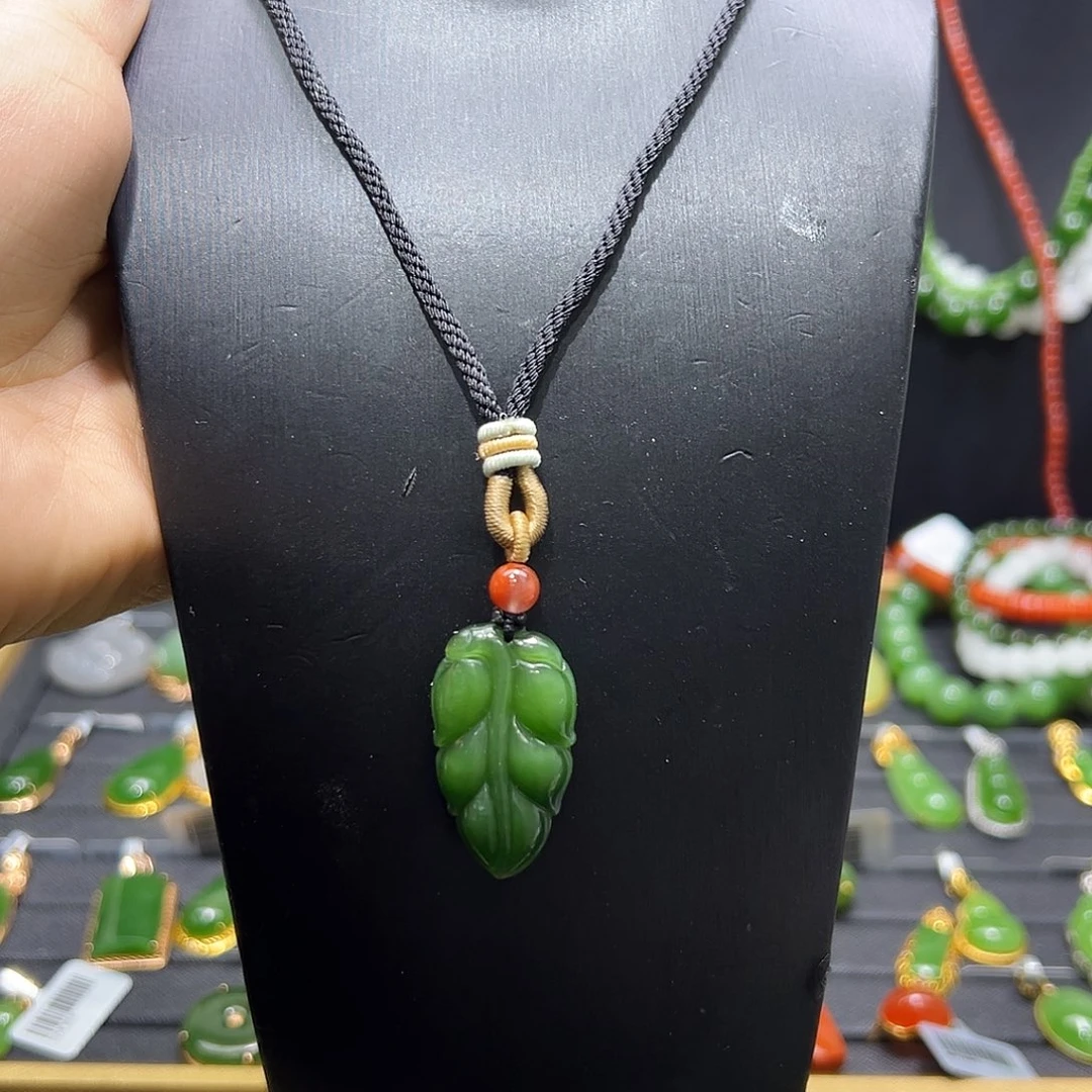 和田玉未镶嵌吊坠(赠链)