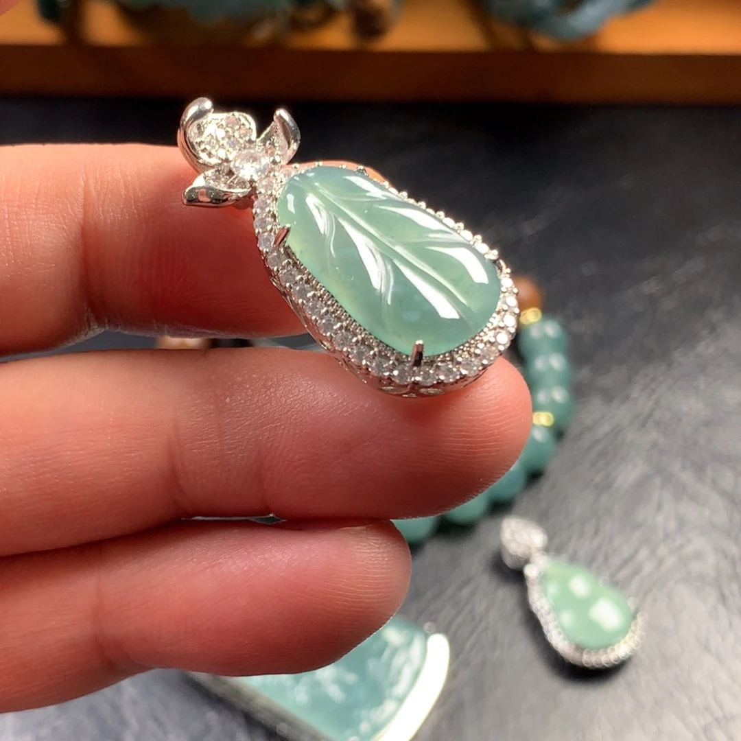 翡翠未镶嵌颈饰芭蕉叶