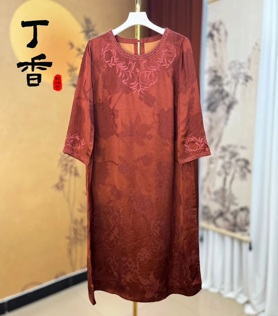 031新款显瘦长袖高端刺绣圆领时尚显瘦重磅高货连衣裙女