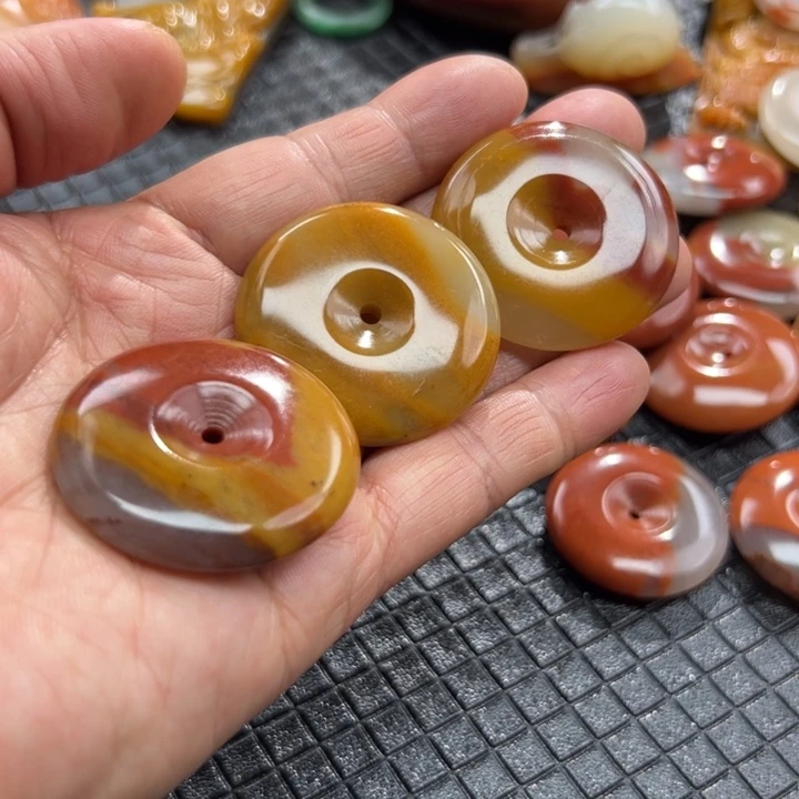 石英质玉（黄龙玉）颈饰未镶嵌在**飞