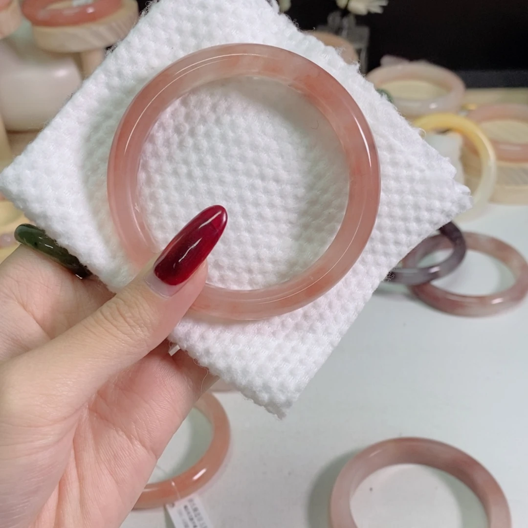 叶****石英质玉未镶嵌手镯