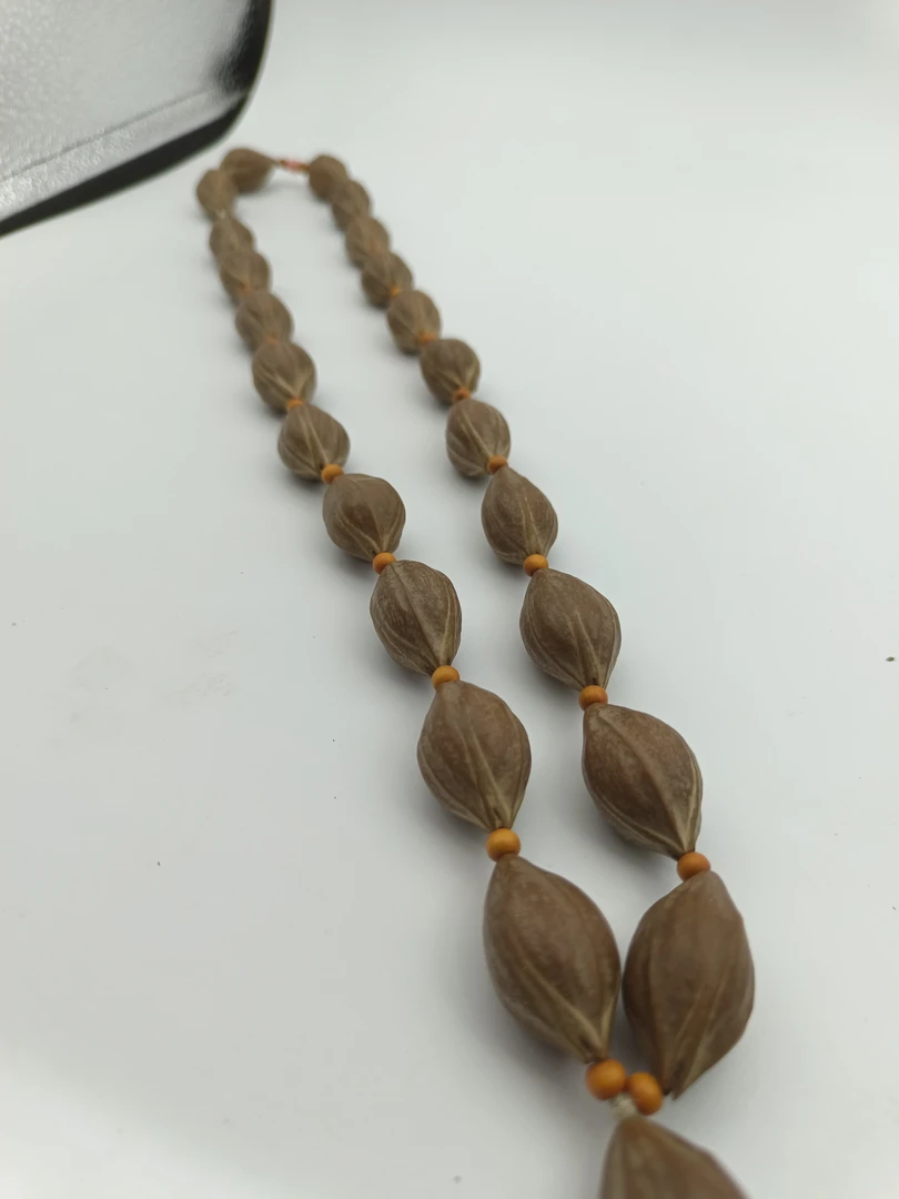 橄榄核。长串素核。核雕