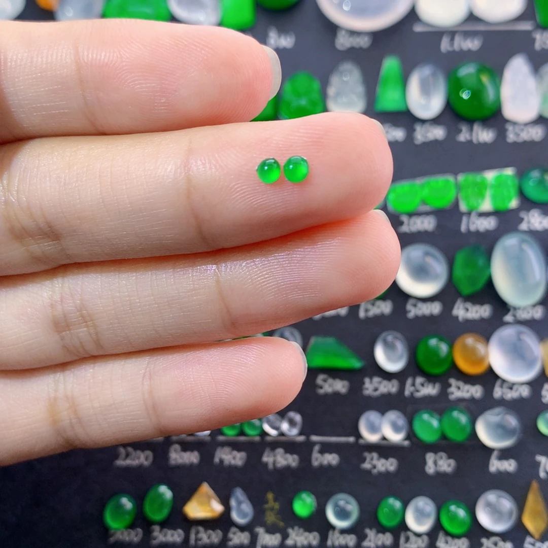 翡翠未镶嵌颈饰小绿蛋面