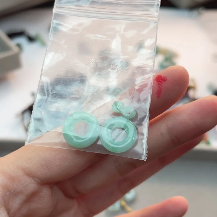 向***生翡翠未镶嵌颈饰A货翡翠不退不换