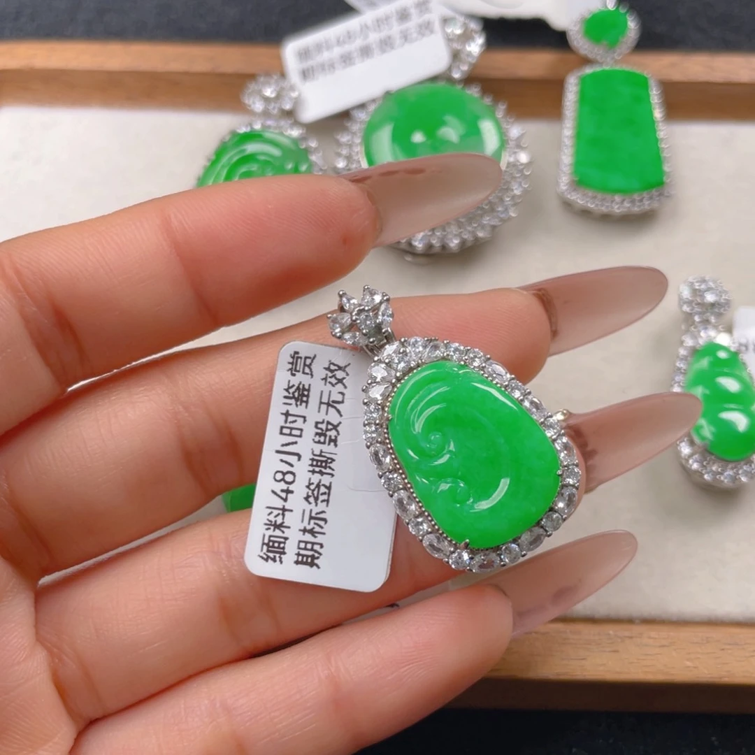 翡翠颈饰银S925镶嵌翡翠