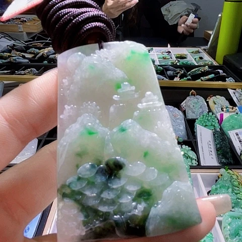 翡翠未镶嵌颈饰一个